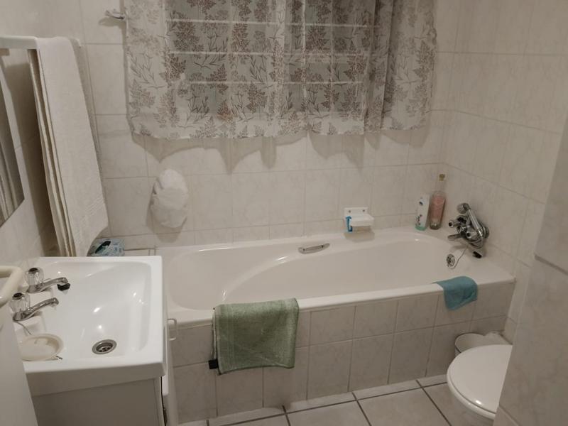 To Let 2 Bedroom Property for Rent in Tara Western Cape